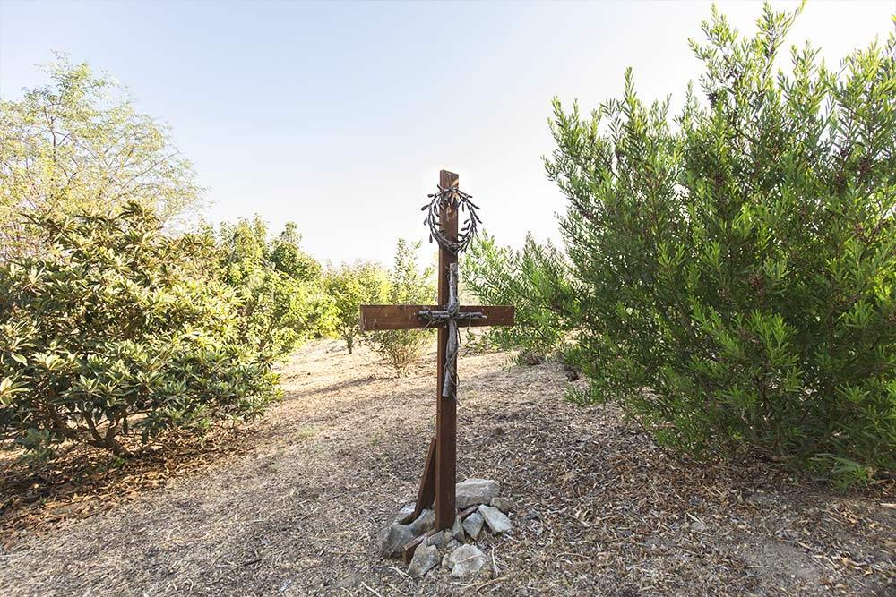 A wooden cross in the 遗产花园