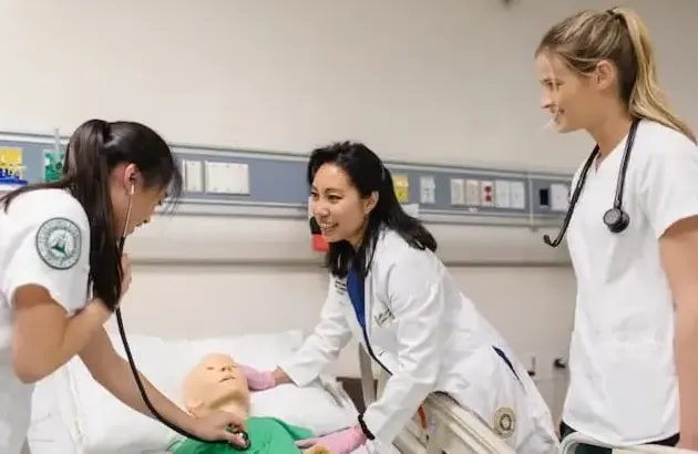 护理 students with Doctor and patient